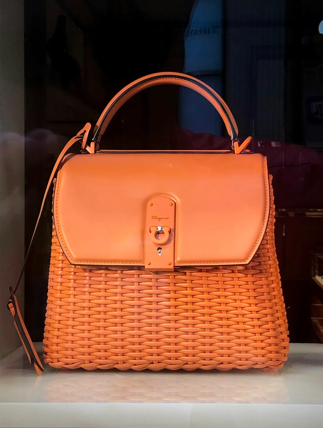 Cognacfarbene Ledertasche mit Flechtwerk